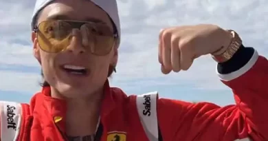 Peso Pluma avisa que quiere ser el nuevo piloto de Ferrari en la Fórmula 1